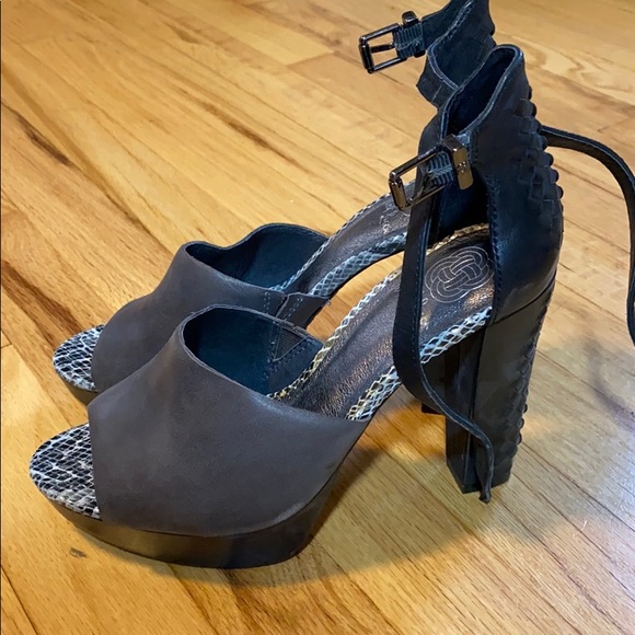 Elliott Lucca Sandal - Picture 2 of 5